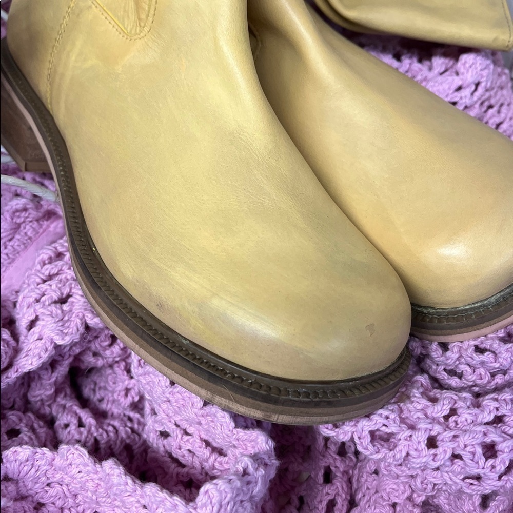 Urban Outfitters Yellow Leather Knee-High Boots 8,9 New - Picture 2 of 4